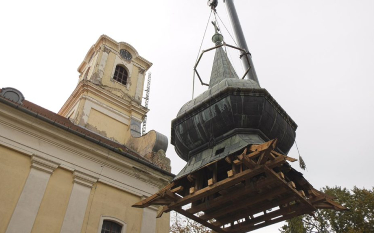 Időkapszulát és egy 122 éves levelet találtak az eleki templom kupolájában.