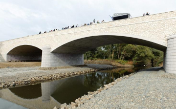 Munkahelyeket és fellendülést remélnek