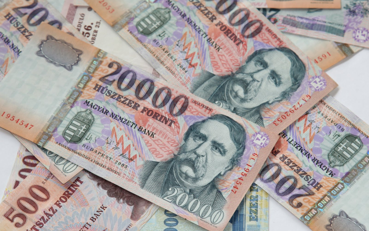 Csak Nógrád megyében csökkentek az átlagkeresetek