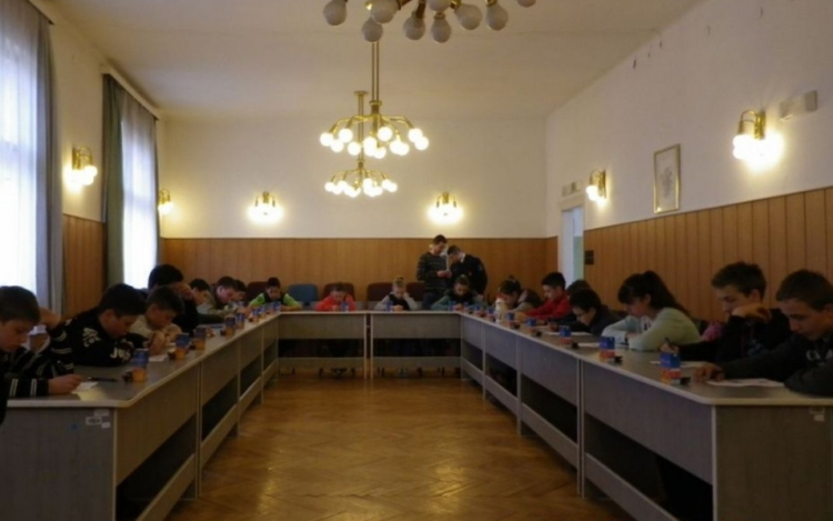 Vetélkedő diákoknak