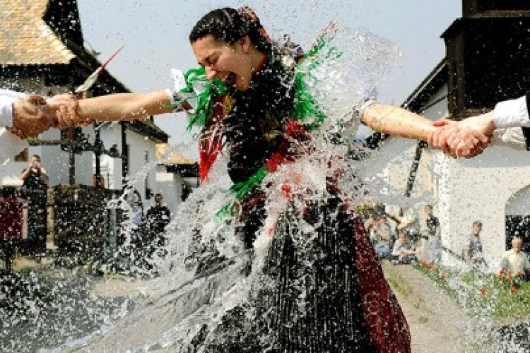 Hollókőn már készülnek a húsvétra