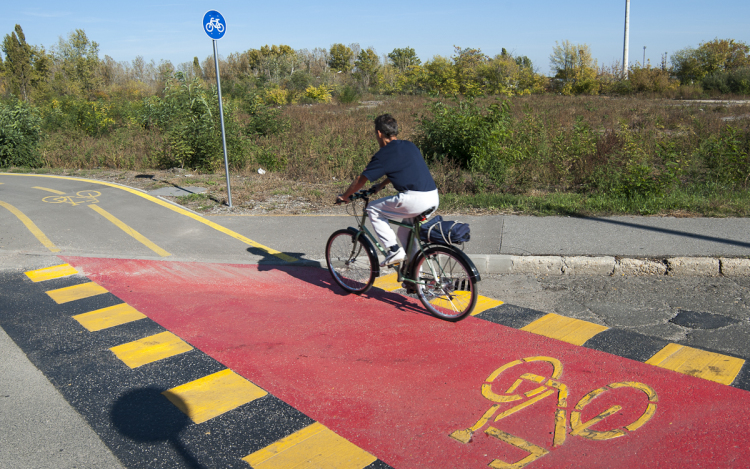 Kerékpárút-építés és útzár
