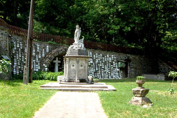 Mátraverebély-szentkúti vizet kapott Ferenc pápa Áder Jánostól