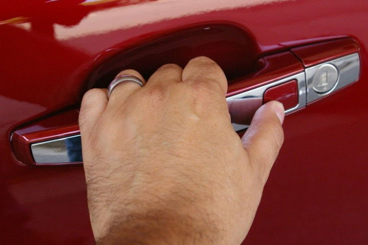 Nyitva hagyott autóból lopott