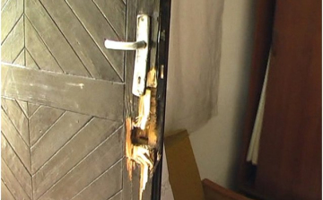 Ásóval feszítette fel az ajtót