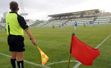 Szidta és meg is ütötte a partjelzőt