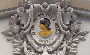 Ha békét akarsz, készülj a háborúra! Bár az alábbi bölcsességet egyesek Julius Caesarnak tulajdonítják, 