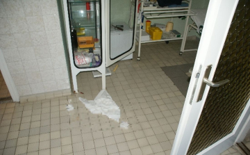 Orvosi rendelőbe tört be