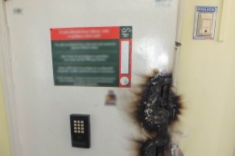 Lángvágóval mentek a postára 