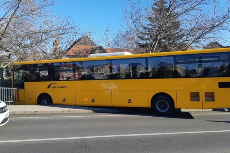 Autóbusz szakított át hídkorlátot Győrben