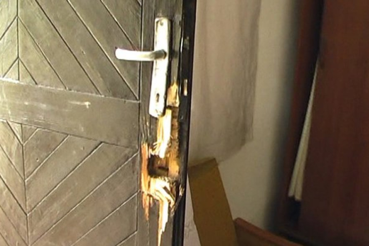 Ásóval feszítette fel az ajtót