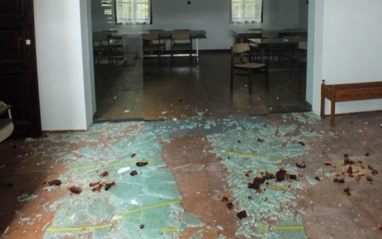 Betört a házba, feltörte a gépkocsit