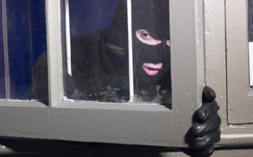 Tűzfalat bontott meg a betörő