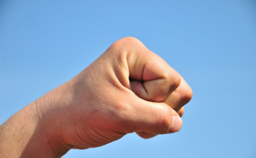 Szó nélkül ütött