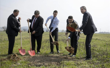 Gyári-alapkőletétel Szügyben