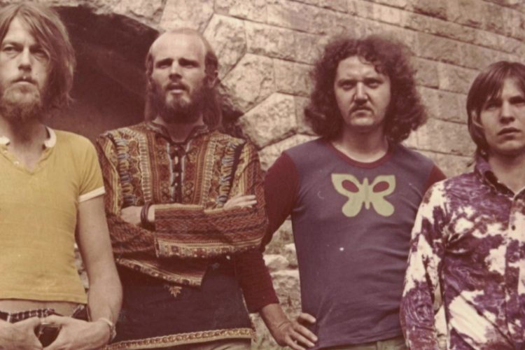 Sírján ez a felirat olvasható: Minden idők legnagyobb magyar gitárosa. Legyen neki könnyű a föld!