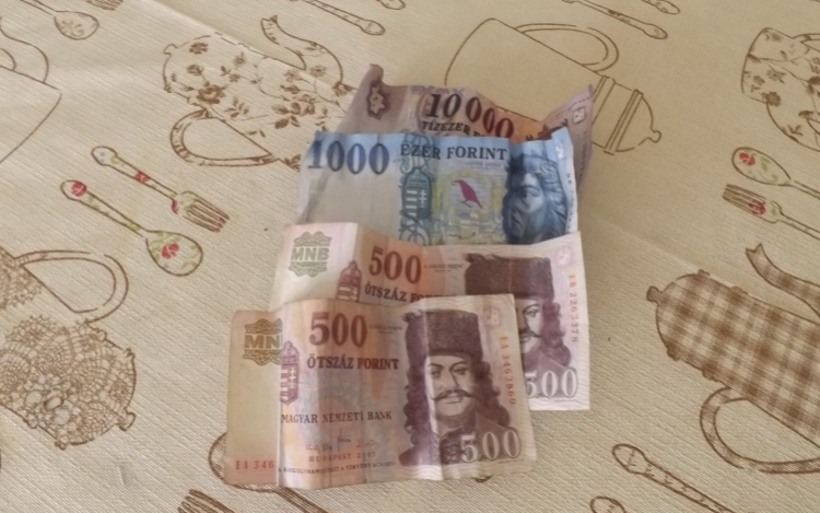 Besurrant, pénzt lopott