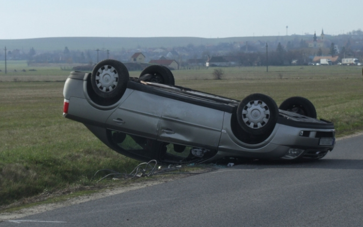 Tetejére borult egy autó Nőtincsen