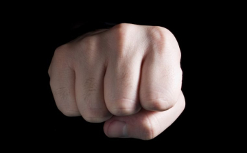 Megütötte és fenyegette a nőt