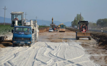 Folytatódik a 21-es főút bővítése