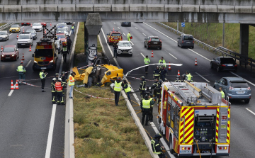 Helikopter zuhant az autópályára Madridban, hárman könnyebben megsérültek.