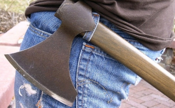 Fejszével ütötte meg