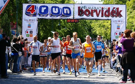 Keresztülfutottak a borospincén