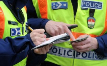 Hamis rendszámmal, jogosítvány nélkül