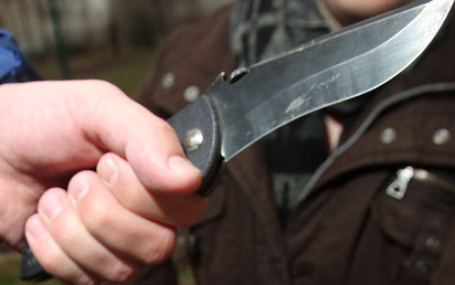 Késsel hadonászott a garázda