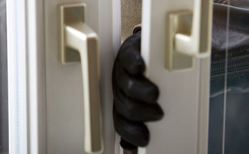 Lakásokba törtek be