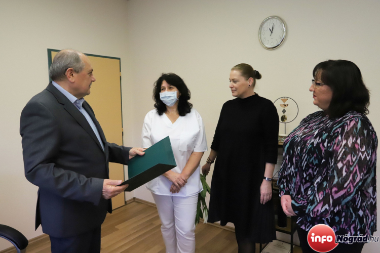 Kimagasló szakmai tevékenysége elismeréseként a Magyar Ápolók Napja alkalmából