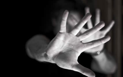 Helybenhagyta élettársát