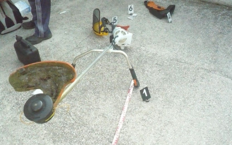 Pénzt követelt, fűkaszát vitt el