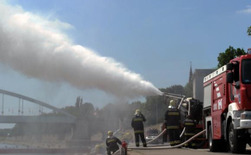 Új gépjárműveket és védőruhákat kapott a katasztrófavédelem