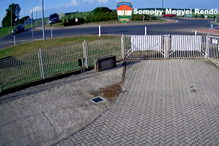 VIDEÓ: átrepült a körforgalmon egy ittas autós