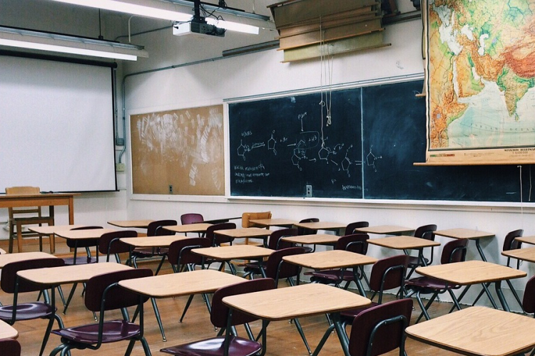 Hétfőtől digitális oktatásra állnak át az iskolák Szlovéniában