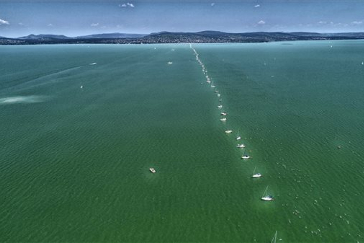 A balatoni vízeresztéssel egyidőben hajók kelnek át a Sió-csatornán