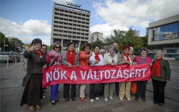 Egyenlő munkáért egyenlő bért a nőknek!