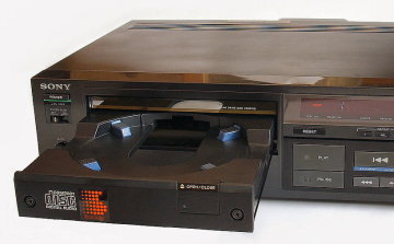 1982 október 1-én elkezdték árulni az első CD-lejátszókat, 625 dolláros áron