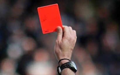 Csupasz hátsóját mutogatta a bírónak az ifjú focista