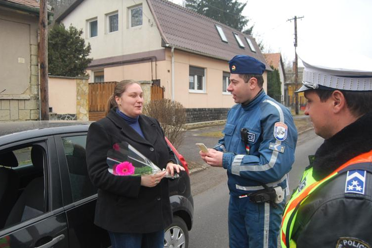 Virágot kaptak a szabályosan közlekedő hölgyek