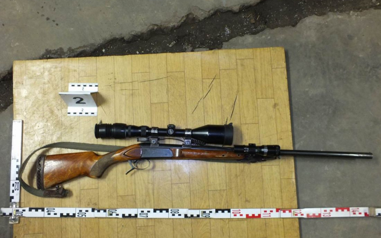 Fegyvert és lőszereket tartott pincéjében