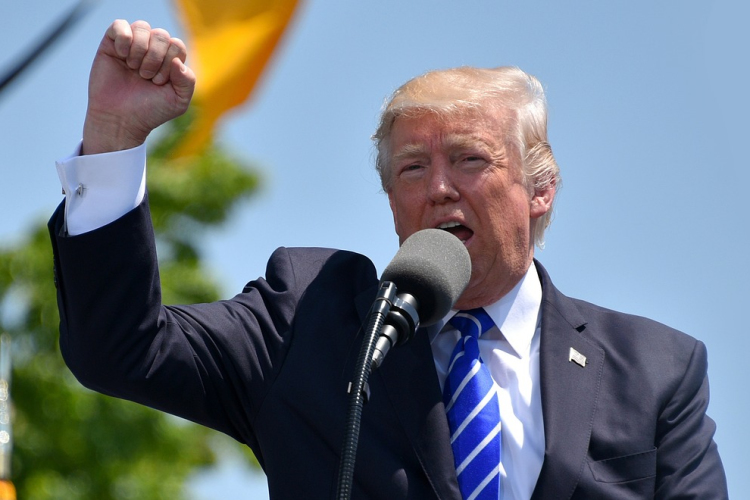 Donald Trump szankciókat fontolgat Oroszország ellen