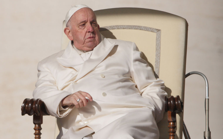 Vatikán: Ferenc pápa jobban van.