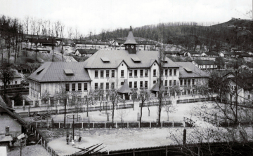 Acélgyári elemi iskola.