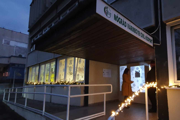 Jótékonysági est - lakásotthonokban élő gyermekek támogatása - az online közvetítésről...