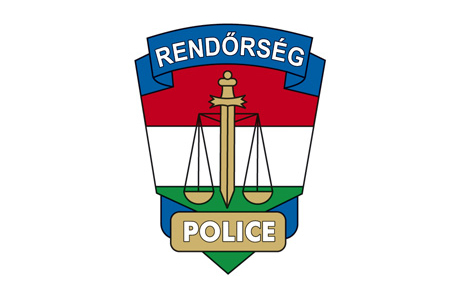 Ütötte, rúgta a barátnőjét