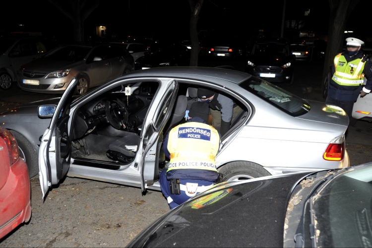 Több kerületen át üldöztek egy autóst a rendőrök Budapesten