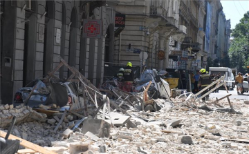 Leomlott egy társasház teteje Budapeste, sérültek, romok