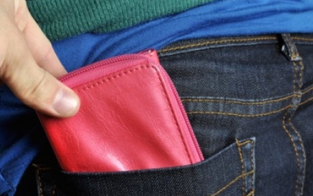 Buszon lopta meg a sértetteket